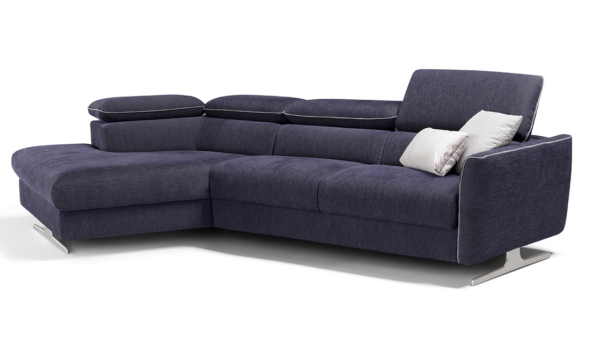 Madrid Top: divano letto moderno con piedi alti di design in tessuto blu, realizzato su misura da Tino Mariani.