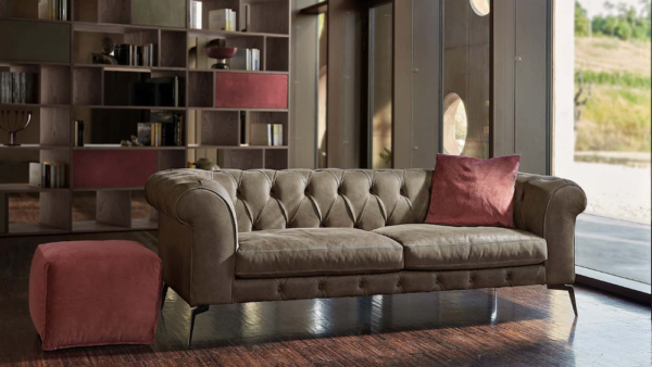 Divano chester moderno con piedini alti