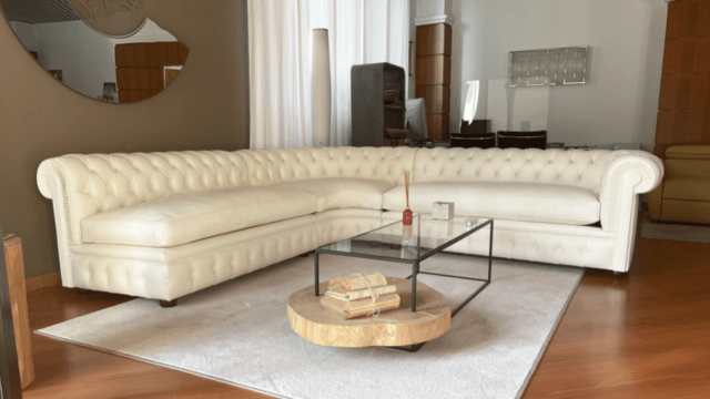Divano Chester angolare disponibile Su Misura di Tino Mariani. Realizzato a mano, in vera pelle nella dimensione che preferisci. 100% made in Brianza.