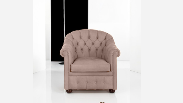 La comoda poltrona Chesterina in pelle, perfetta per arredare living moderni e classici.