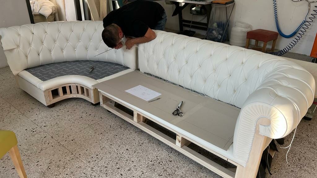 lavorazione divano chester angolare Tino Mariani
