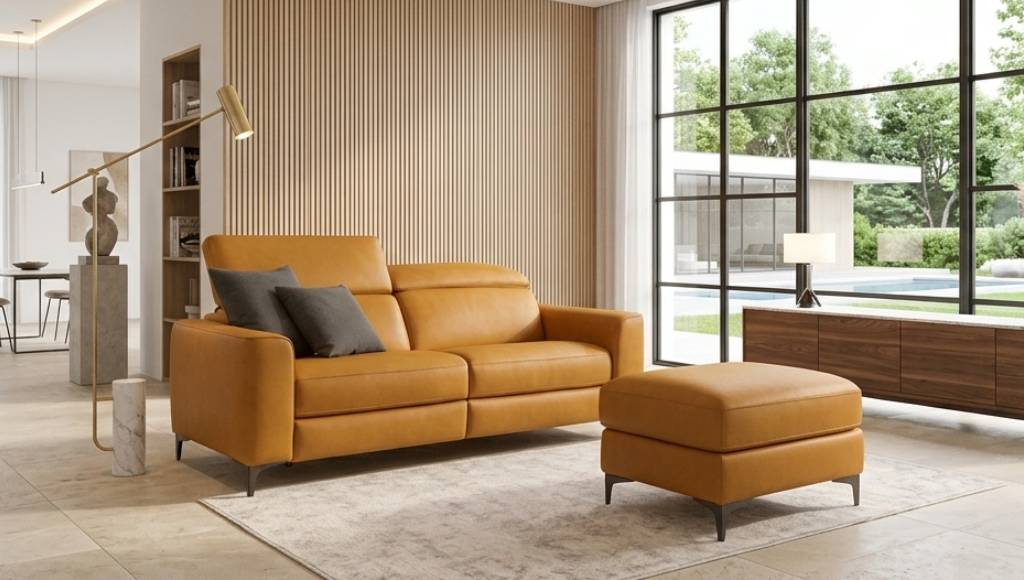 Divano Byron Small in pelle color ocra con pouf, Tino Mariani a Lissone
