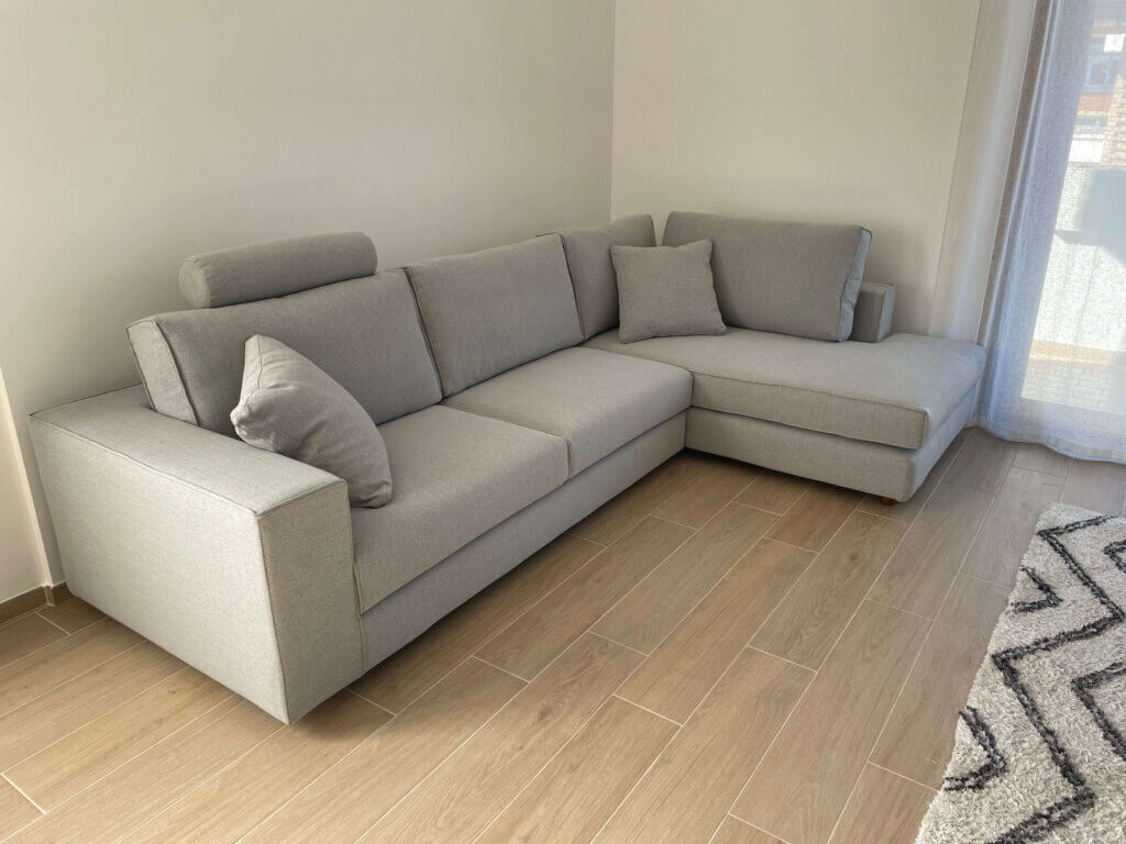 Divano angolare su misura per salotto, realizzato da Tino Mariani a Lissone