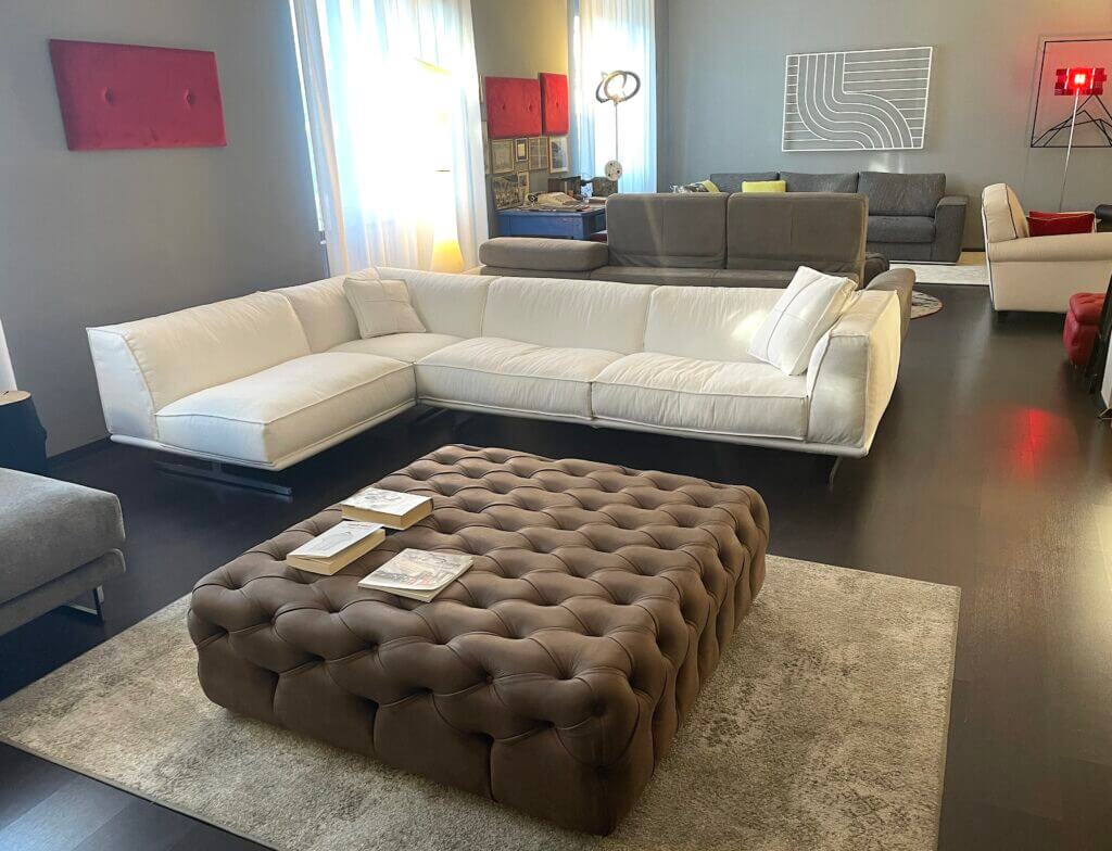 pouf capitonnè e divano moderno peter in tessuto showroom tino mariani 