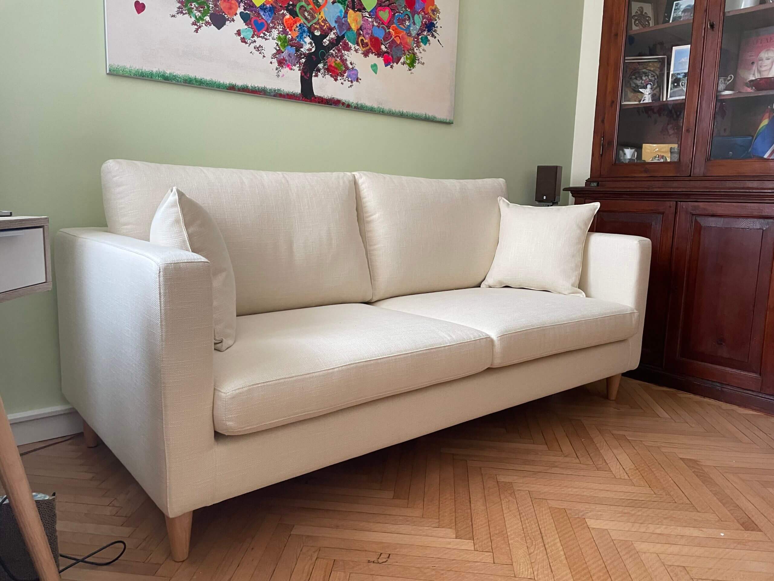 divano manhattan su misura con piedini in legno tino mariani