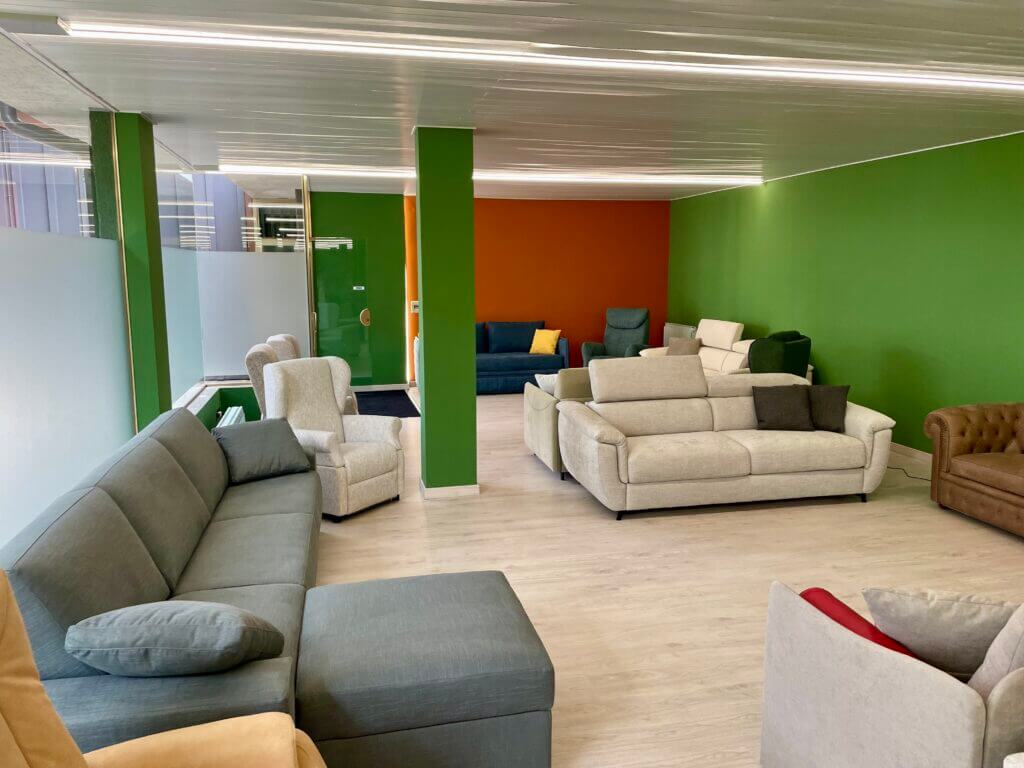 Scopri lo show room rinnovato di Tino Mariani a Lissone. Divani letto e poltrone relax pronta consegna