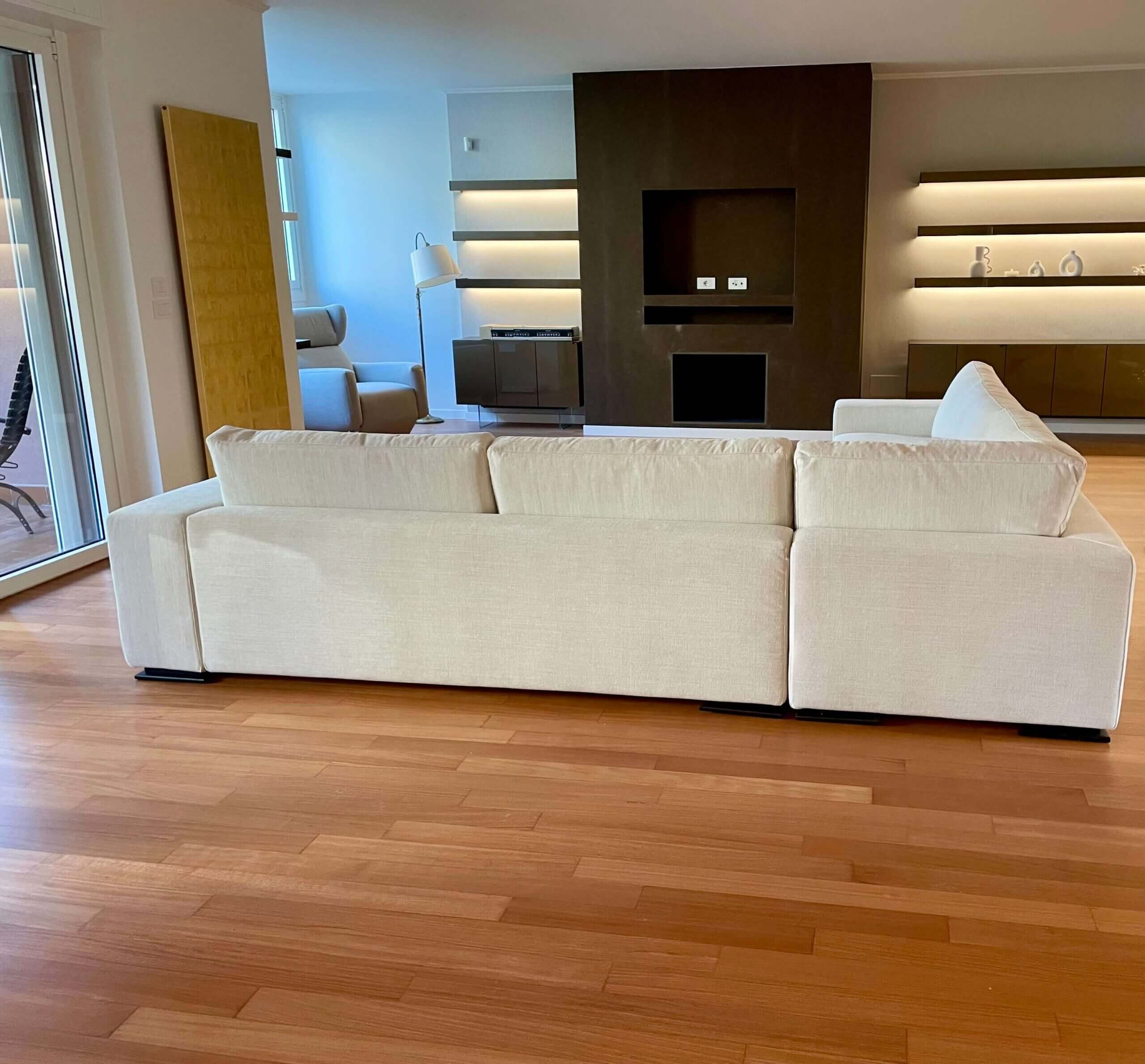 Divano angolare su misura, bianco, in soggiorno elegante e design