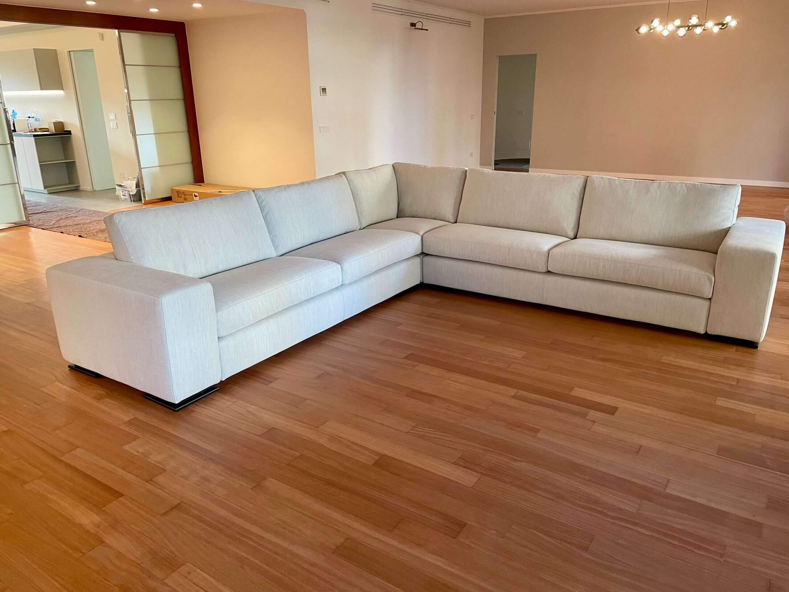 Divani angolari moderni in tessuto personalizzati e su misura a Milano