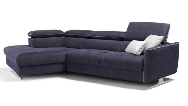 Madrid Top: divano letto moderno con piedi alti di design in tessuto blu, realizzato su misura da Tino Mariani.