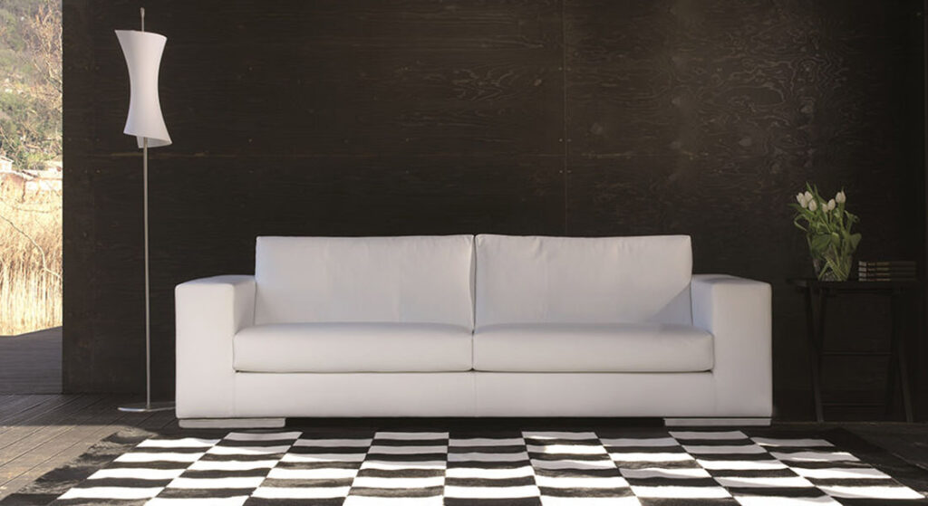 Blow, un divano in pelle bianca realizzato su misura da Tino Mariani a Lissone per una zona giorno moderna.