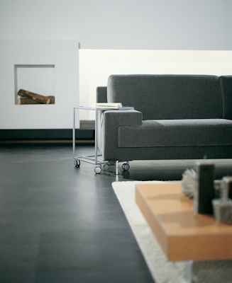 Bracciolo del divano moderno Madison in tessuto grigio, design lineare e finitura artigianale Tino Mariani.