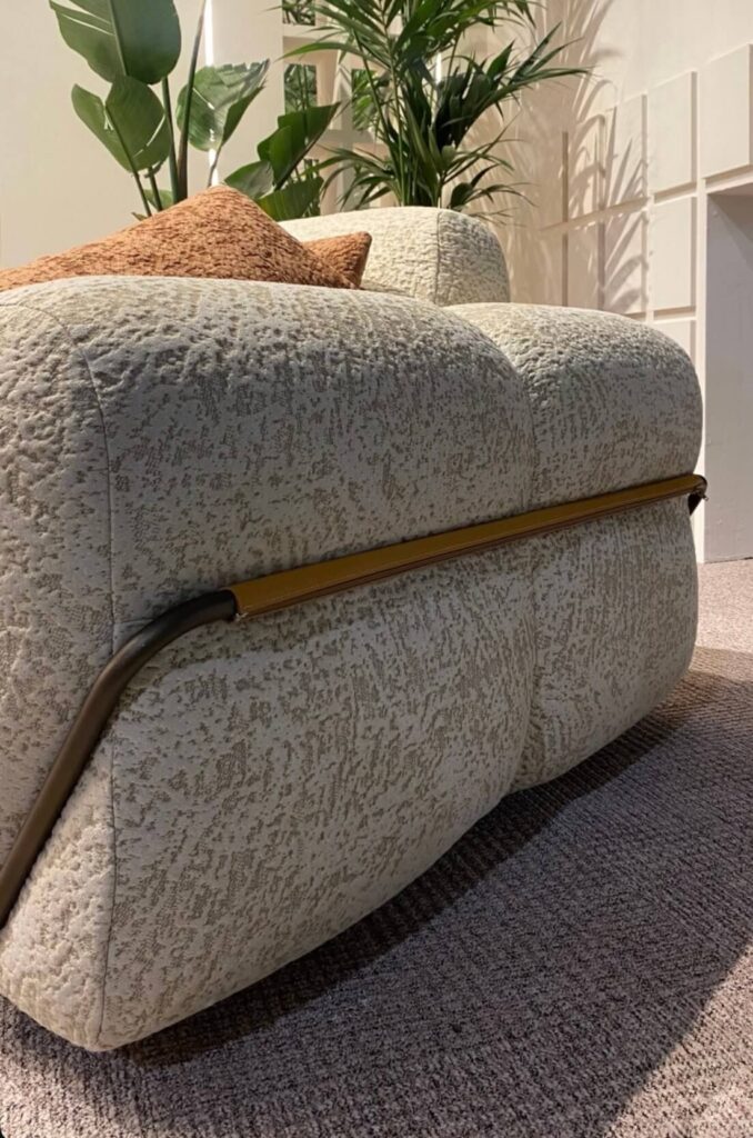 Dettaglio bracciolo del divano letto Sky in tessuto bi-elastic – design Tino Mariani