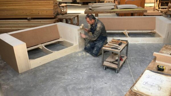 Divani artigianali Tino Mariani con struttura interna in legno massello Made in Italy
