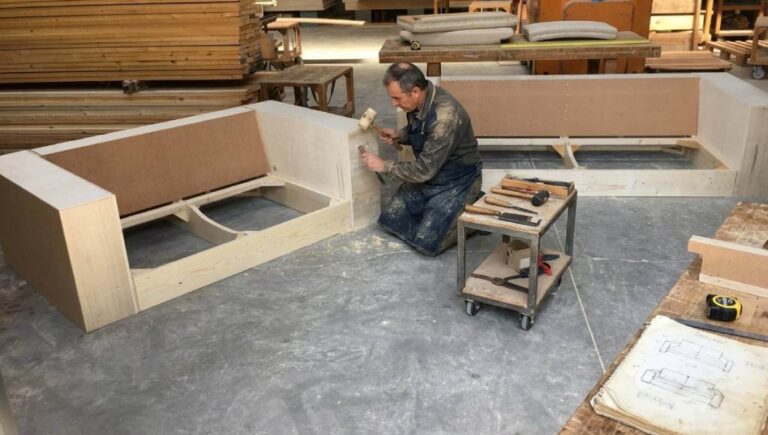 Divani artigianali Tino Mariani con struttura interna in legno massello Made in Italy
