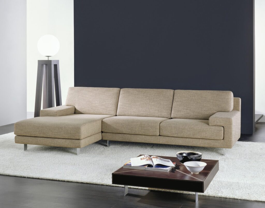Divano in tessuto sfoderabile con chaise-longue Madison di Tino Mariani, artigianale e personalizzabile