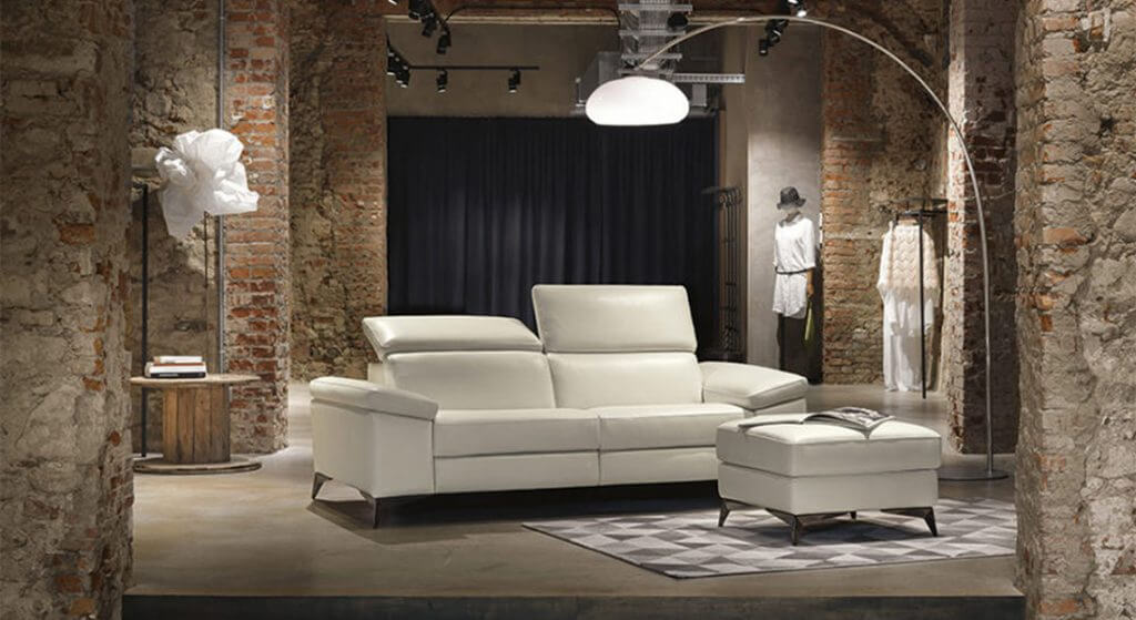 Divano moderno con piedini alti in metallo con seduta alta per anziani e rivestimento in tessuto, velluto,pelle e microfibra Byron Large di Tino Mariani