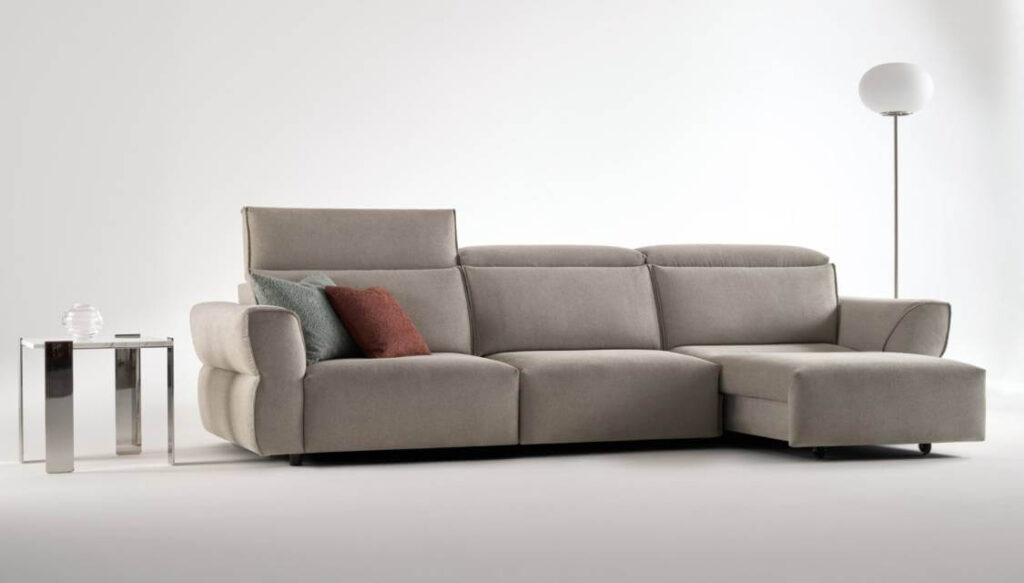 Divano Leon di Tino Mariani con chaise longue regolabile, comfort e design moderno