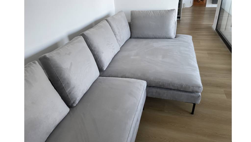 Divano Denny su misura realizzato da Tino Mariani in microfibra anti macchia: recente creazione artigianale, elegante, resistente e personalizzata su richiesta.
