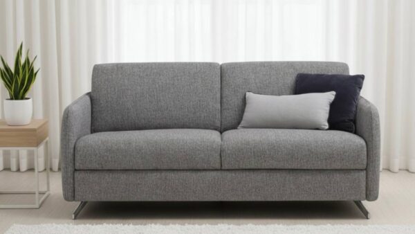 Praga, il divano letto moderno con piedini alti in metallo e rete a doghe in legno, realizzato su misura da Tino Mariani.