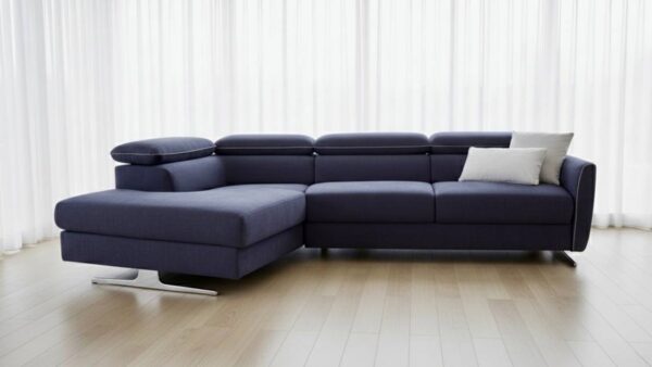 Nuovo divano letto moderno con piedini alti in metallo. Madrid Top in vendita da Tino Mariani. Personalizzabile, rete a doghe in legno, 100% made in Italy.