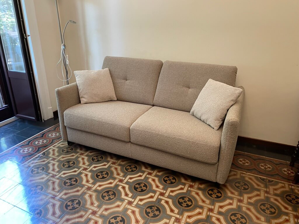 Divano letto Modular Plus in tessuto bouclé consegnato a Milano