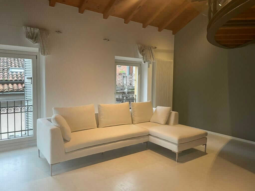 Divano moderno Denny in tessuto beige, design elegante e comfort artigianale Tino Mariani.