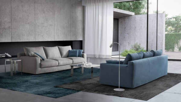 Un soggiorno moderno con due divani modulari del modello Caraibi, realizzati in tessuto su misura da Tino Mariani.