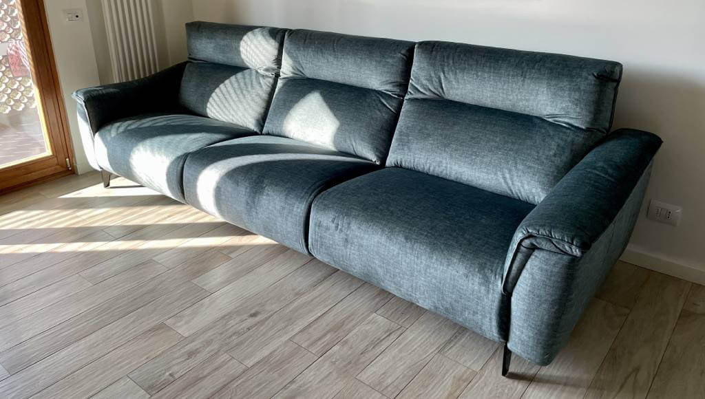 Divano Relax 4 Posti Elettrico in velluto anti macchia modello Ibiza Tino Mariani