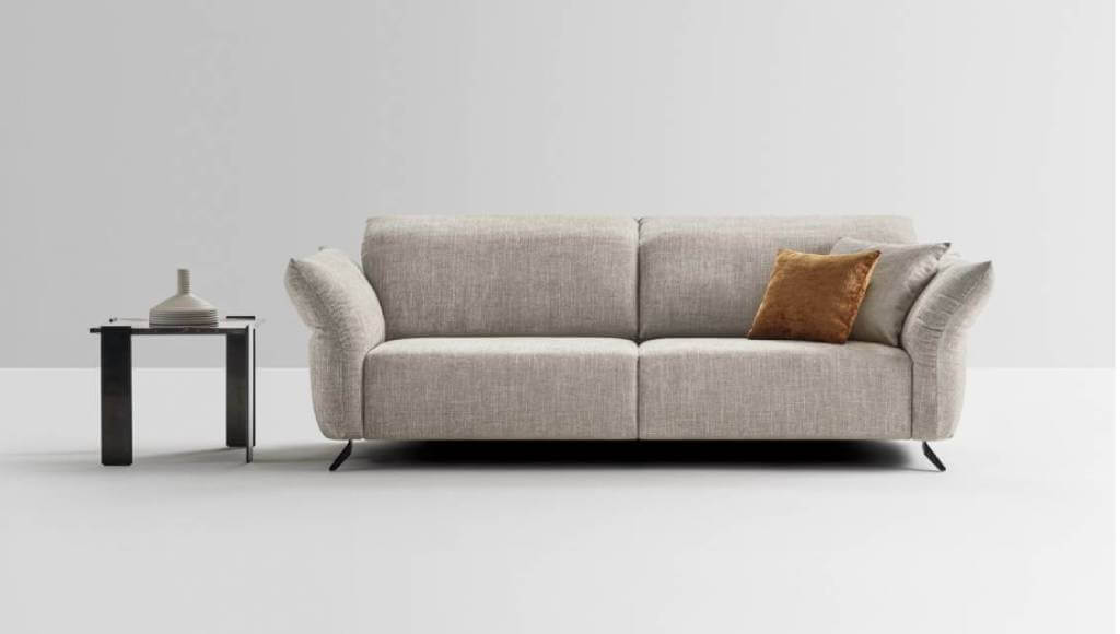 Il divano relax ergonomico in tessuto a tre posti del modello Lisbona, realizzato artigianalmente da Tino Mariani a Lissone.