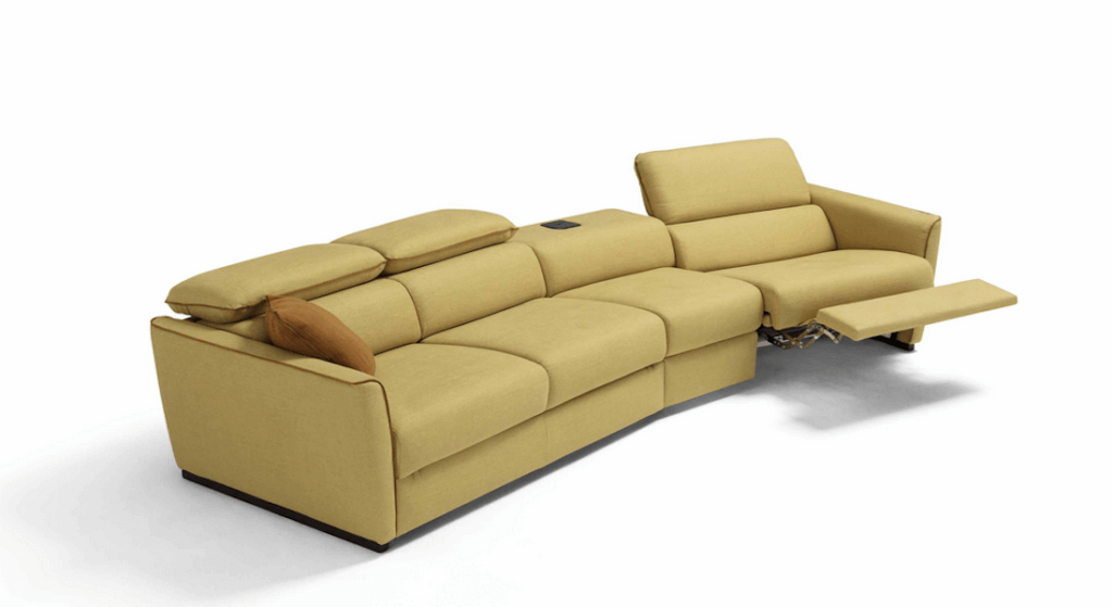 Divano letto con relax Modular Pro: design moderno e comfort avanzato Oltre ai modelli Madrid e Madrid Top, la collezione di divani letto con relax elettrico di Tino Mariani si arricchisce con un’altra proposta innovativa e di altissima qualità: il divano letto Modular Pro. Pensato per chi desidera arredare il soggiorno con eleganza e versatilità, il Modular Pro unisce stile contemporaneo e comfort evoluto in un unico complemento d’arredo multifunzionale. Il divano letto Modular Pro è dotato di una rete ortopedica a doghe in legno, che garantisce un supporto ergonomico ottimale, e di un materasso alto 17 cm in poliuretano espanso ad alta densità, perfetto per un riposo confortevole e rigenerante. A tutto questo si aggiunge una postazione relax elettrica integrata, regolabile tramite tasto o telecomando wireless, che consente di trovare facilmente la posizione ideale per il relax quotidiano. Disponibile in versione lineare a due, tre o quattro posti, oppure angolare con chaise-longue, il divano letto con relax Modular Pro si distingue per la possibilità di abbinare il sistema letto alla postazione relax elettrica, offrendo una soluzione completamente personalizzabile sia nello stile che nella funzionalità. Come tutti i divani letto con relax Tino Mariani, anche il Modular Pro può essere rivestito in tessuto sfoderabile anti macchia, microfibra, velluto o vera pelle naturale, scegliendo tra un’ampia gamma di colori e finiture per adattarsi perfettamente al tuo living. Scopri e prova il divano letto con relax Modular Pro presso il nostro negozio di divani a Lissone, vicino a Monza. Vieni a trovarci per configurare su misura il tuo divano letto elettrico e vivere ogni giorno il massimo del comfort.