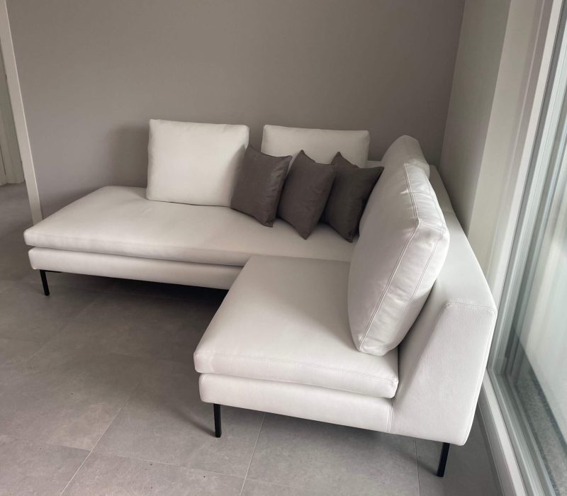 Divano angolare in pelle pieno fiore modello Denny di Tino Mariani. Scopri i divani in pelle su misura a Lissone !