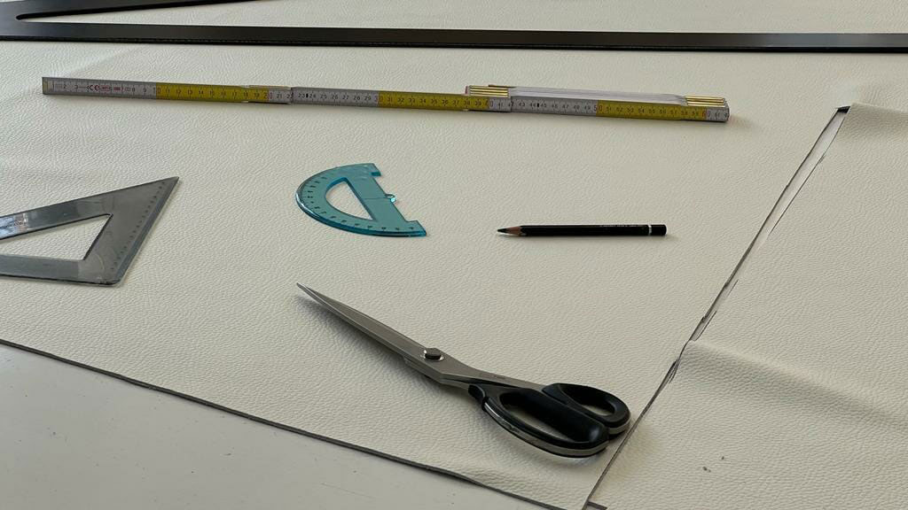 preparazione divano chester in pelle