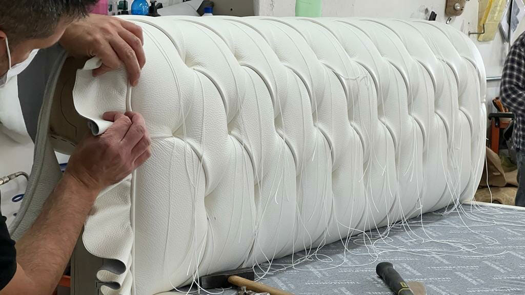 lavorazione a mano divano chester in pelle bianca Tino Mariani