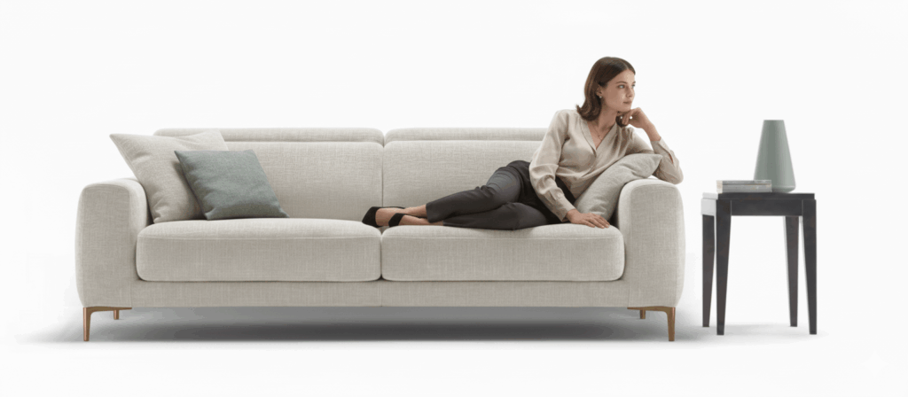 Divano moderno 3 posti Hawaii in tessuto beige sfoderabile con slide elettriche e piedini bronzo Tino Mariani con ragazza seduta