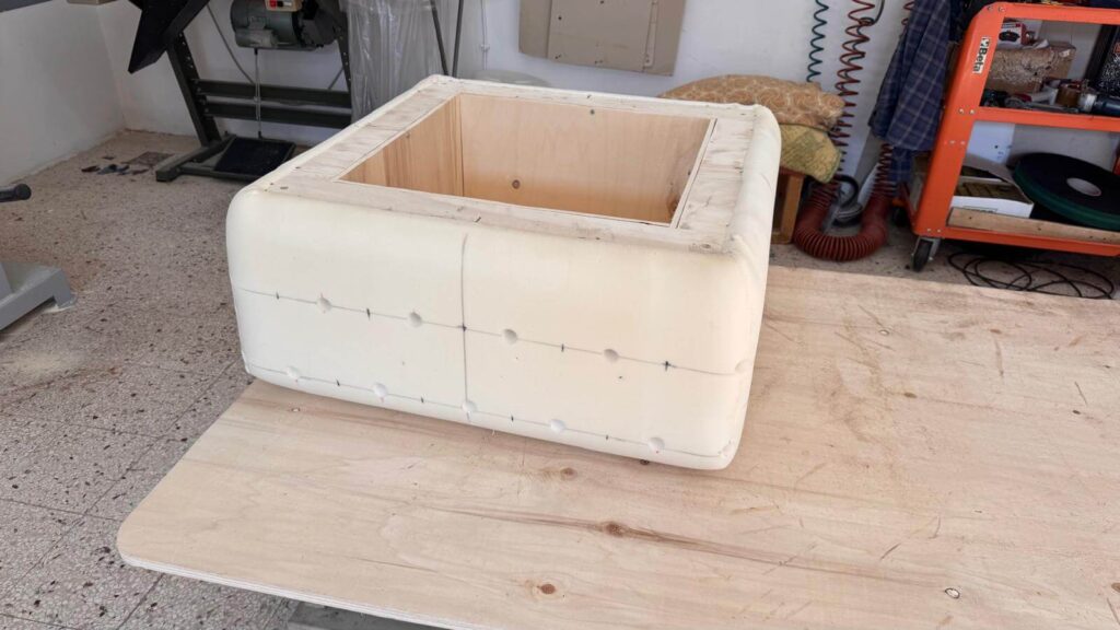 Imbottitura E Lavorazione Pouf Capitonnè Su Misura Tino Mariani