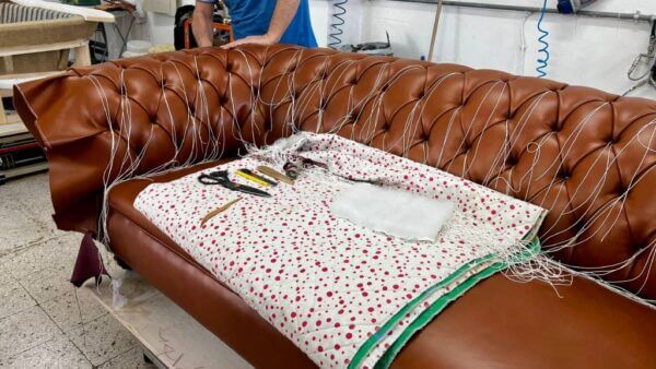 Lavorazione Divano Chesterfield In Pelle Pieno Fiore Tino Mariani
