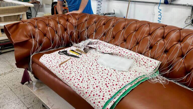 Lavorazione Divano Chesterfield In Pelle Pieno Fiore Tino Mariani