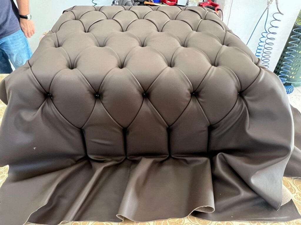 Lavorazione Pouf artigianale In Pelle Pieno Fiore Tino Mariani