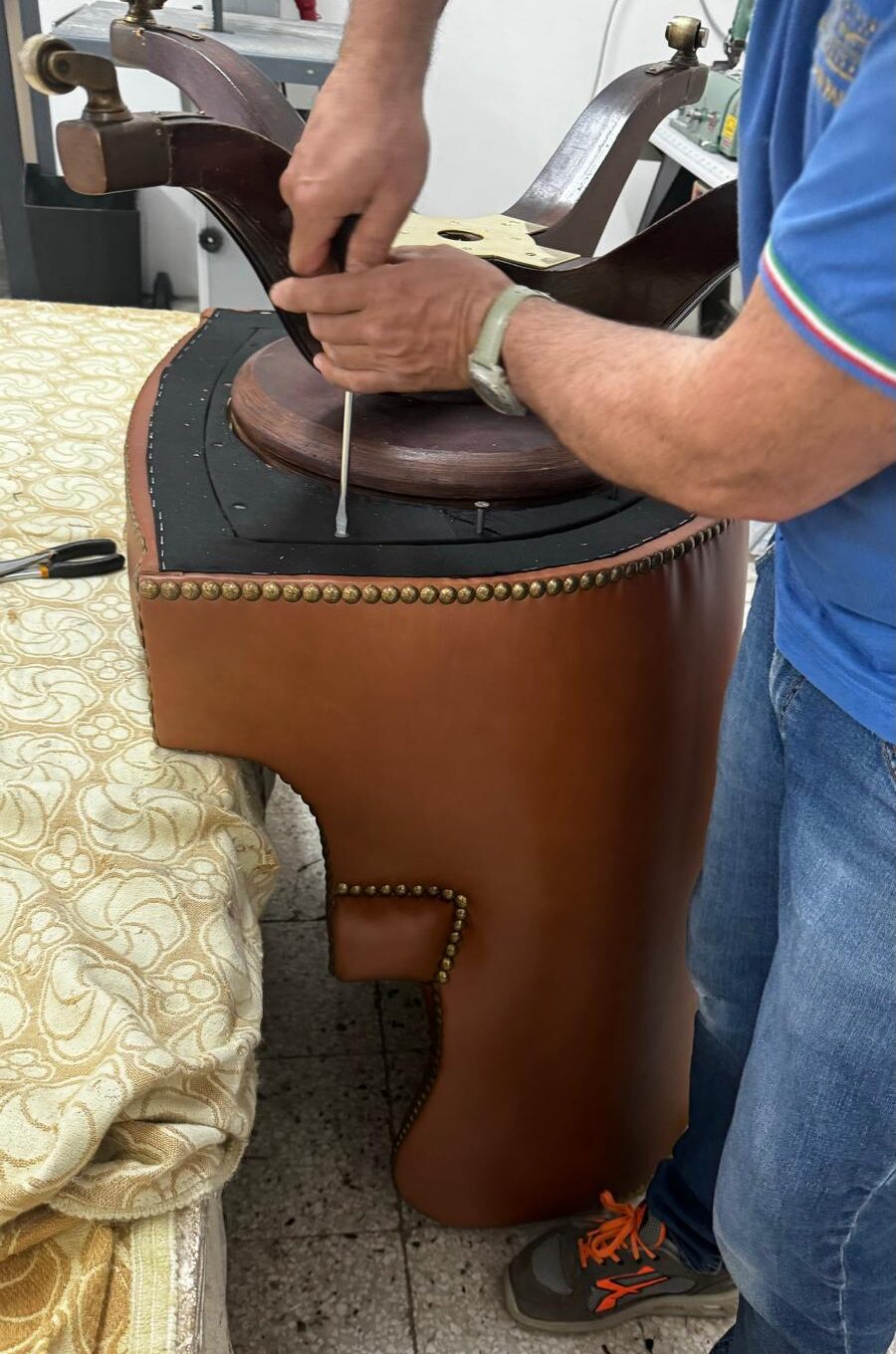 Lavorazione Rifacimento Poltrona Bergere In Pelle Capitonnè Tino Mariani