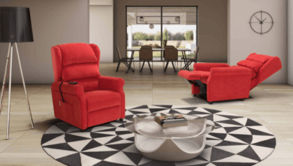 Due poltrone relax alzapersona rosse del modello Onda, con braccioli staccabili, realizzate da Tino Mariani a Lissone.
