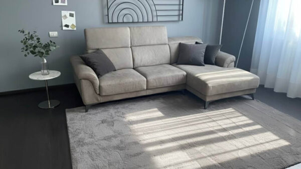 Offerta divano Hawaii in pelle vintage con seduta estraibile e chaise-longue, piedini alti neri