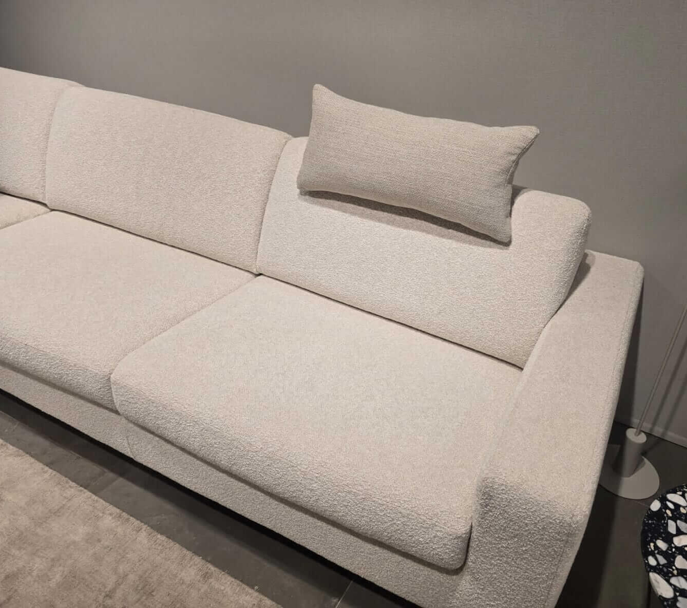 Poggiatesta regolabile per divani Tino Mariani, comfort e design Made in Italy