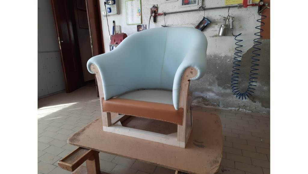 Poltrona Chesterina Con Schienale Imbottito E Pronto Per Essere Lavorato Tino Mariani
