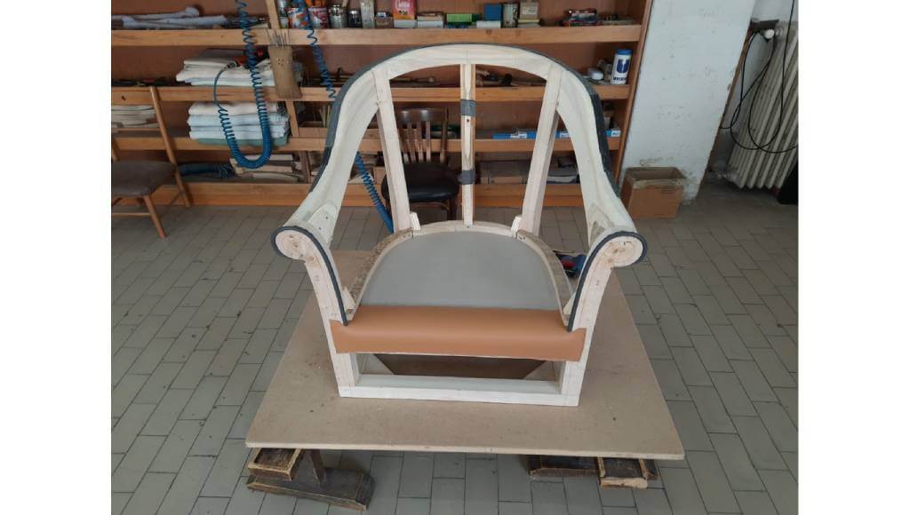 La magia artigianale delle poltrone chesterina in pelle pieno fiore. Scopri le fasi di lavorazione delle poltrone chesterine Tino Mariani.