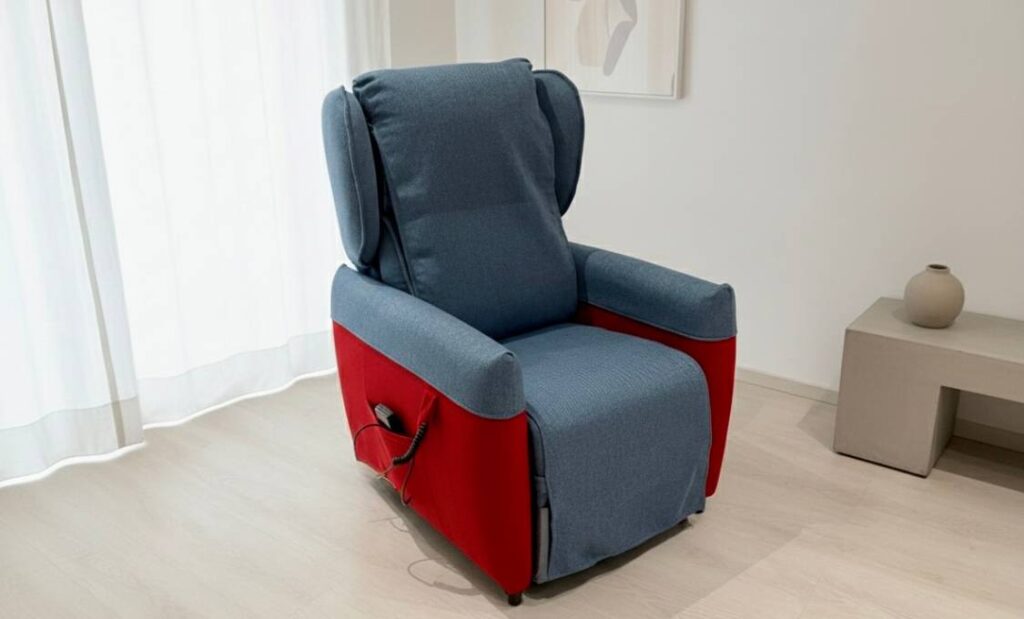 Poltrona relax Camilla personalizzata bicolore rosso e blu chiaro Tino Mariani