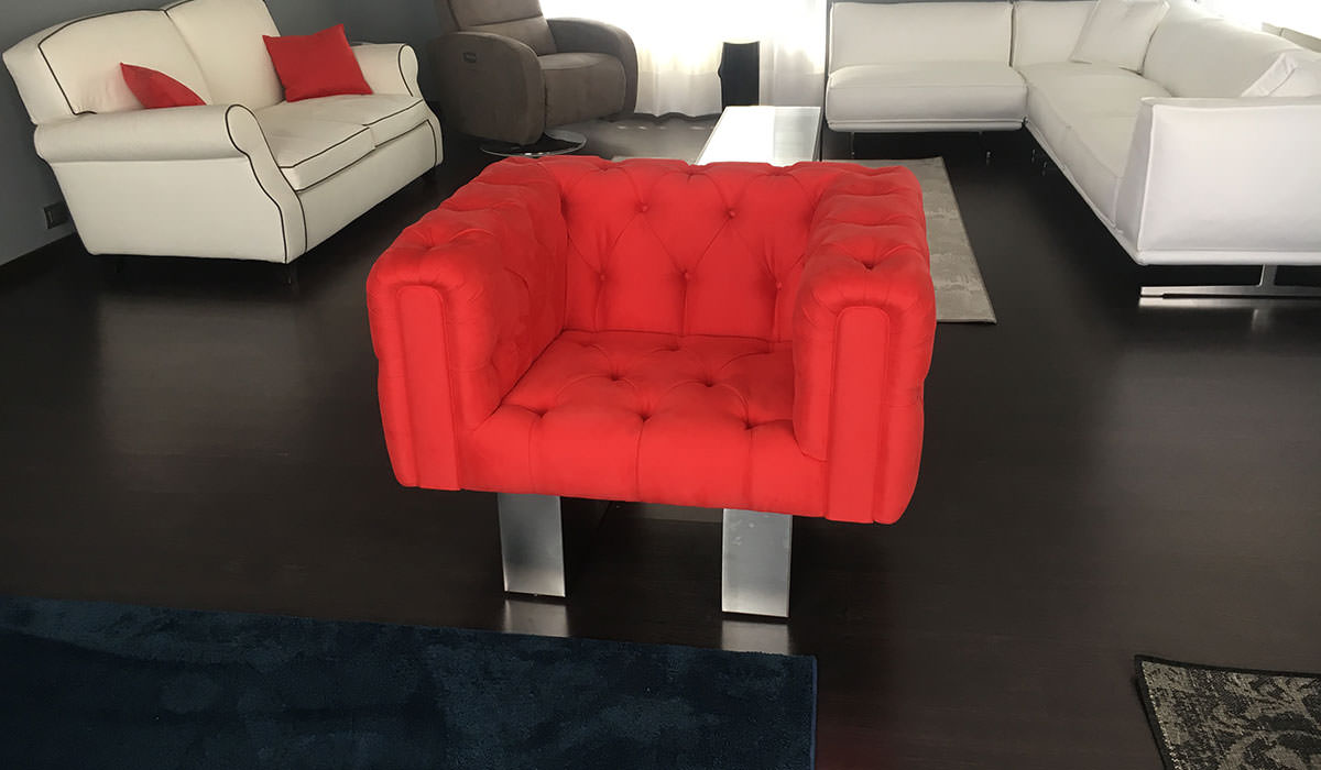 Poltrona Su Disegno Rivestita In Microfibra Anti Macchia 2