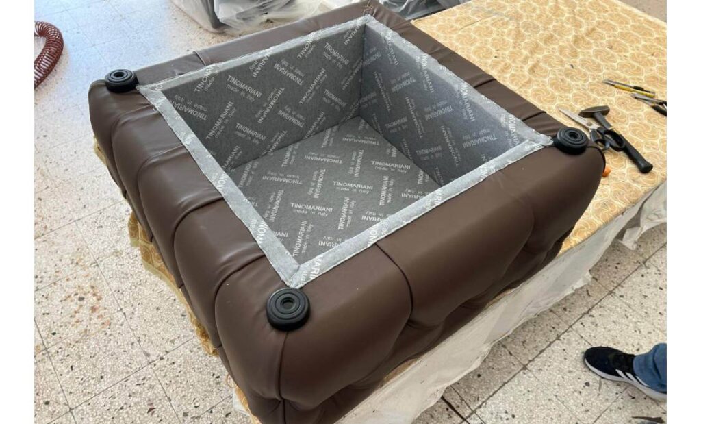 Pouf capitonné in pelle pieno fiore su misura con base vuota personalizzata realizzato artigianalmente da Tino Mariani