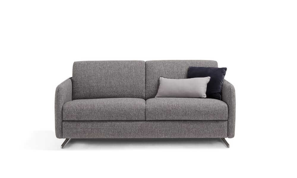 Praga, il divano letto moderno con piedini alti in metallo e rete a doghe in legno, realizzato su misura da Tino Mariani.