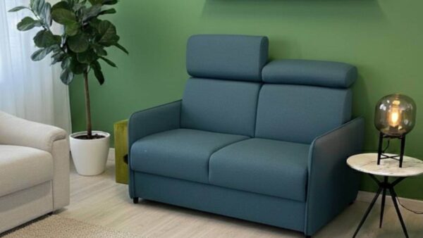 Divano letto salvaspazio con poggiatesta regolabili in promozione