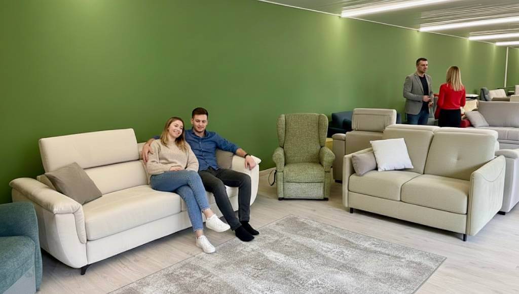prova comfort divano letto Modular Pro matrimoniale in showroom a Lissone